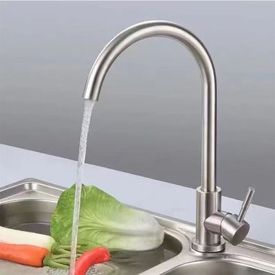 Proceso que platea superficial del solo golpecito frío sin plomo higiénico sano del lavabo