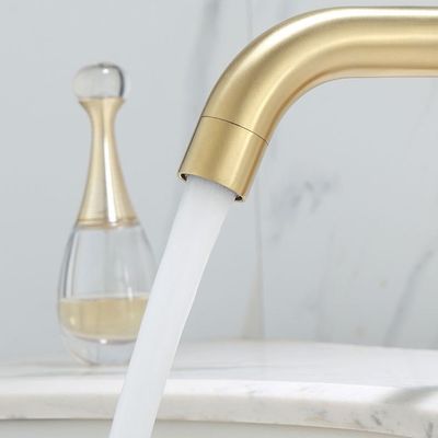 Grifón de cuenca de acero inoxidable de tamaño estándar con agua fría caliente