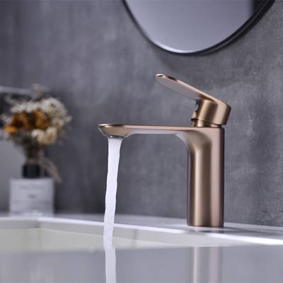 El OEM que electrochapa solo múltiplo del mezclador del lavabo del agujero colorea el solo golpecito frío