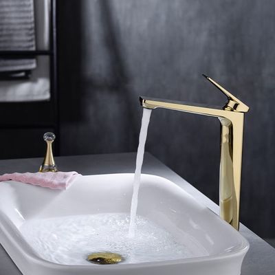 El lavabo caliente y frío del oro sanitario moderno golpea ligeramente la sola manija